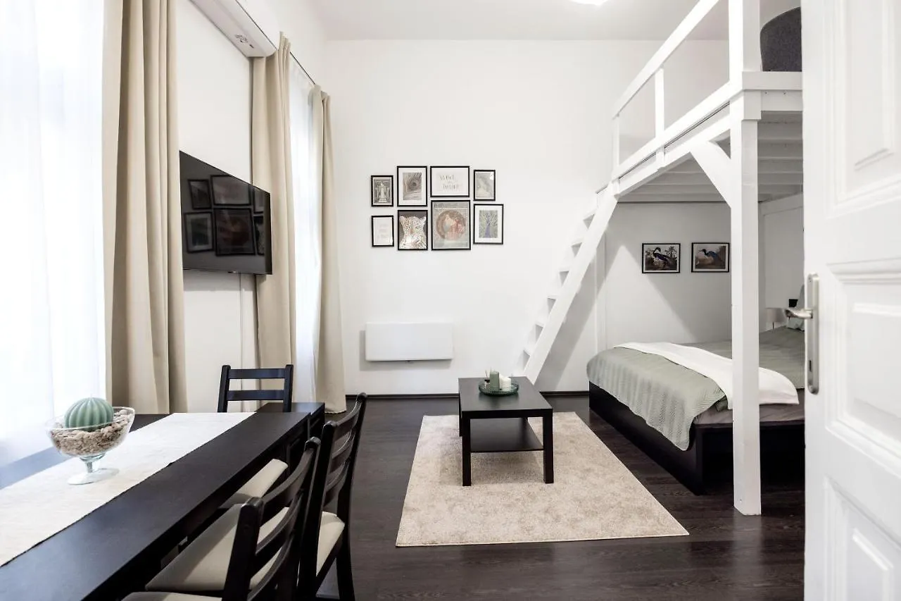 Appartamento Charming Downtown Hideaway Steps From New York Cafe! Budapest Ungheria